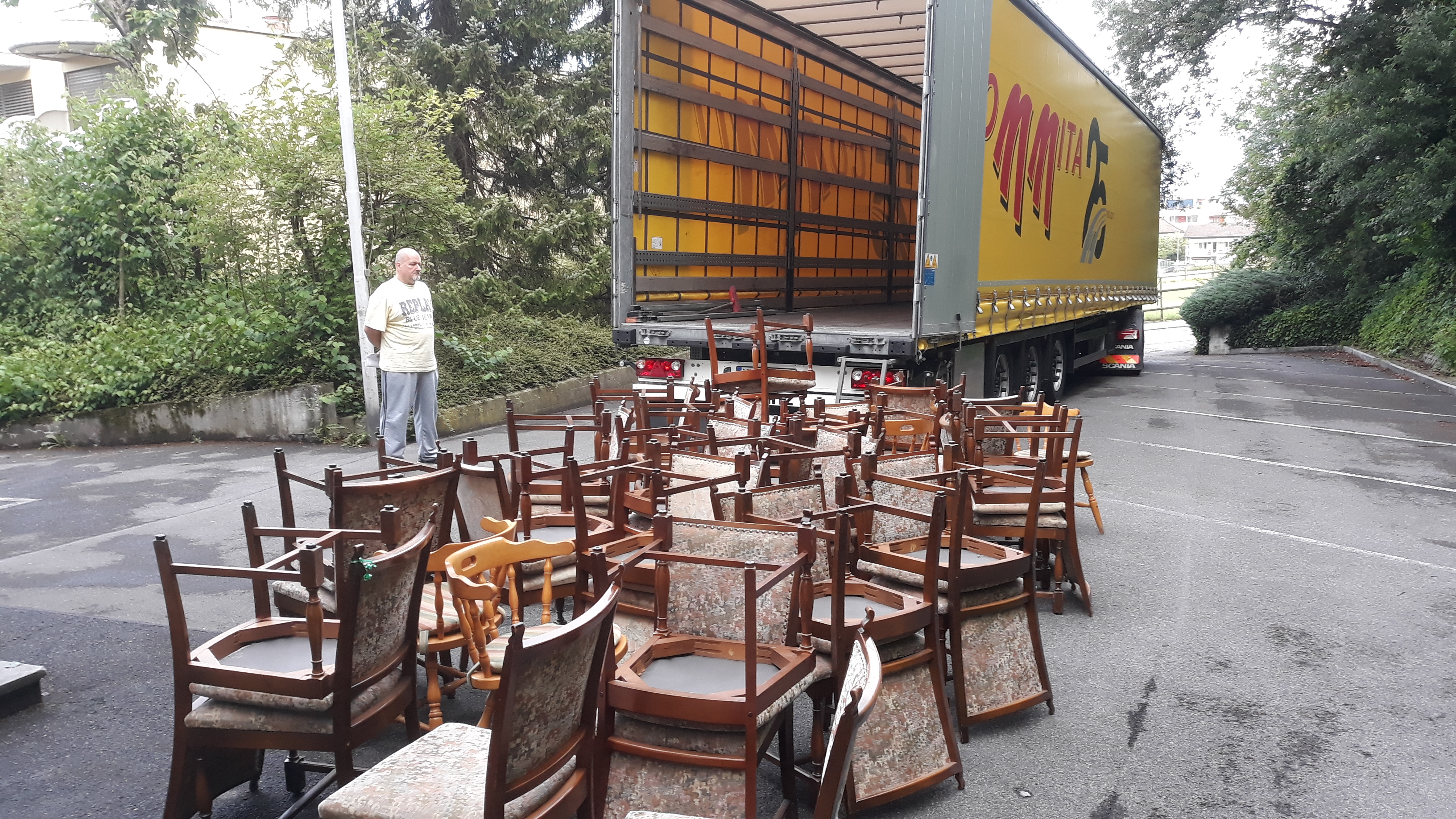 Möbel des Hotel Sylvas gehen nach Rumänien Hilfswerk