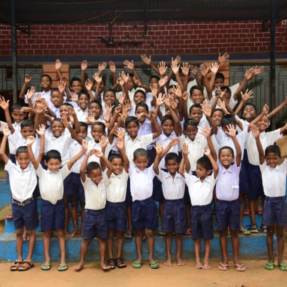 Strassenkinder in Odisha (Panderpali), Indien