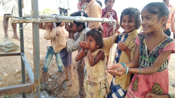 Bau eines Trinkwasserbrunnens in Indien