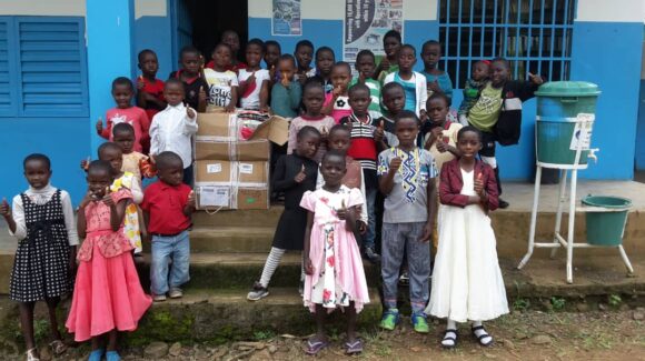 Kleider für Waisenkinder in Kamerun