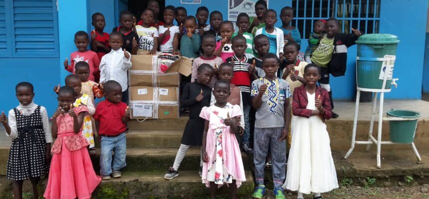 Kleider für Waisenkinder in Kamerun
