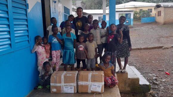 Kleiderpakete für die Waisenkinder in Kamerun