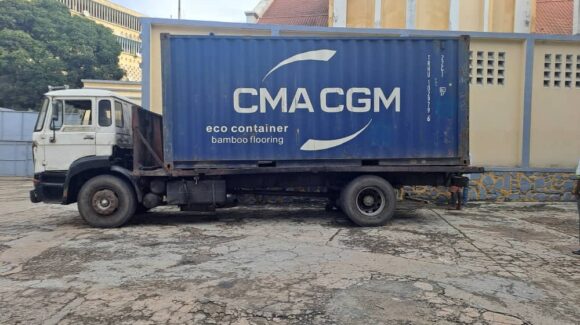 Ankunft der Container-Lieferung im Kongo
