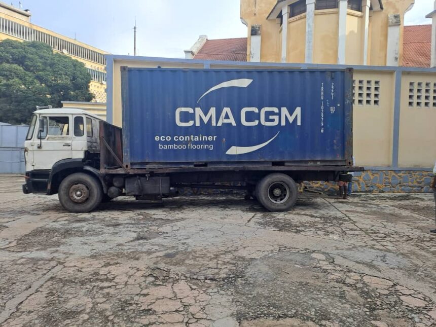 Ankunft der Container-Lieferung im Kongo