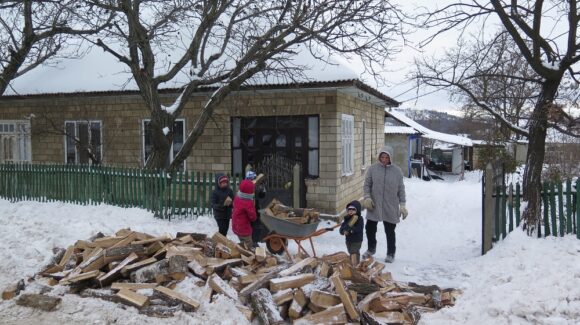 Brennholz für bedürftige Menschen in Moldawien